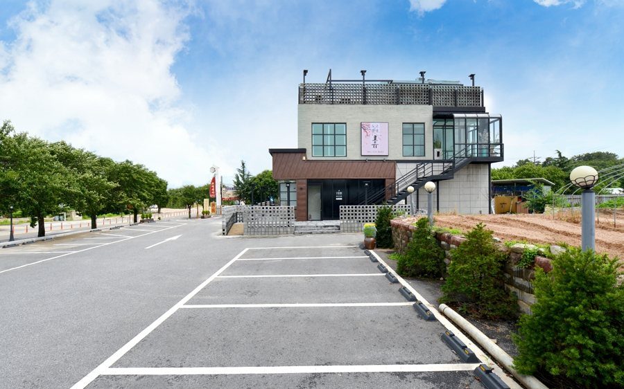 가로수길 옆 주차장과 건물