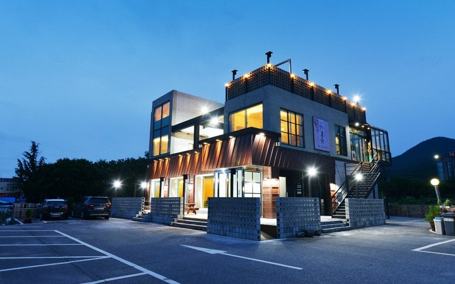 해 질 녘 불 켜진 건물 외관