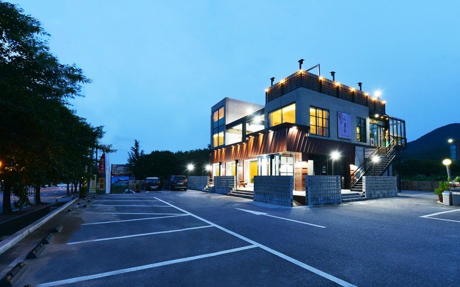 밤 가로수길 옆 펜션 건물