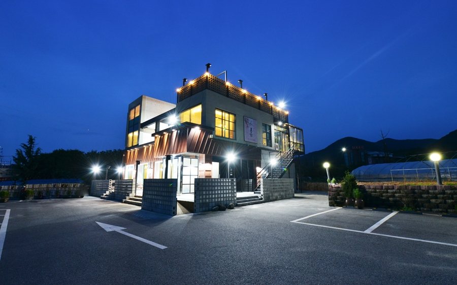 밤 조명 속 건물과 주차장