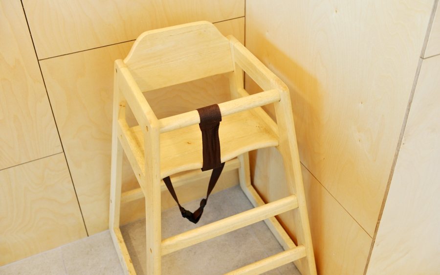 벚꽃 객실 — 원목 아기 의자
